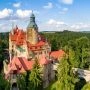 Widok z lotu ptaka na Zamek Czocha położony nad Jeziorem Leśniańskim i otoczony lasami.