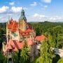 Widok z lotu ptaka na Zamek Czocha położony nad Jeziorem Leśniańskim i otoczony lasami.