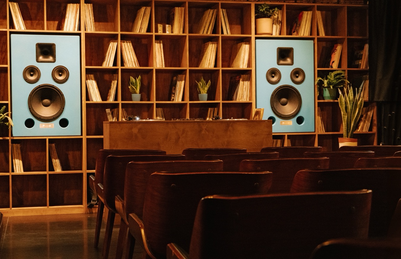 B-Side w Warszawie – listening bar z winylami i audiofilskim sprzętem grającym