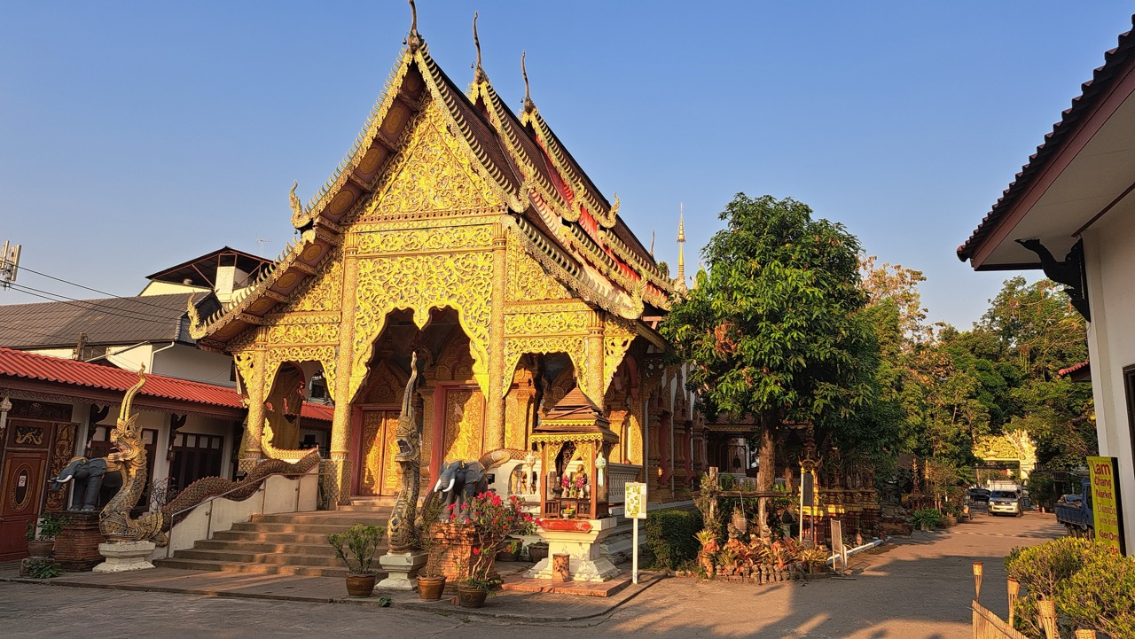 Złocona świątynia buddyjska w Chiang Mai z misternymi zdobieniami i rzeźbionym frontem.