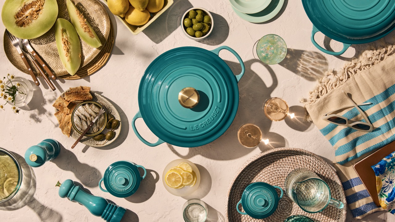 Le Creuset z nowym kolorem. Riviera Bleu, odcień ciepłego morza w kuchni