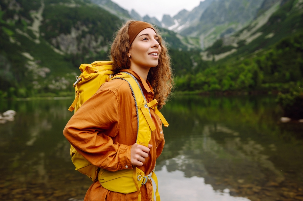 Aktywna kobieta z plecakiem w górach