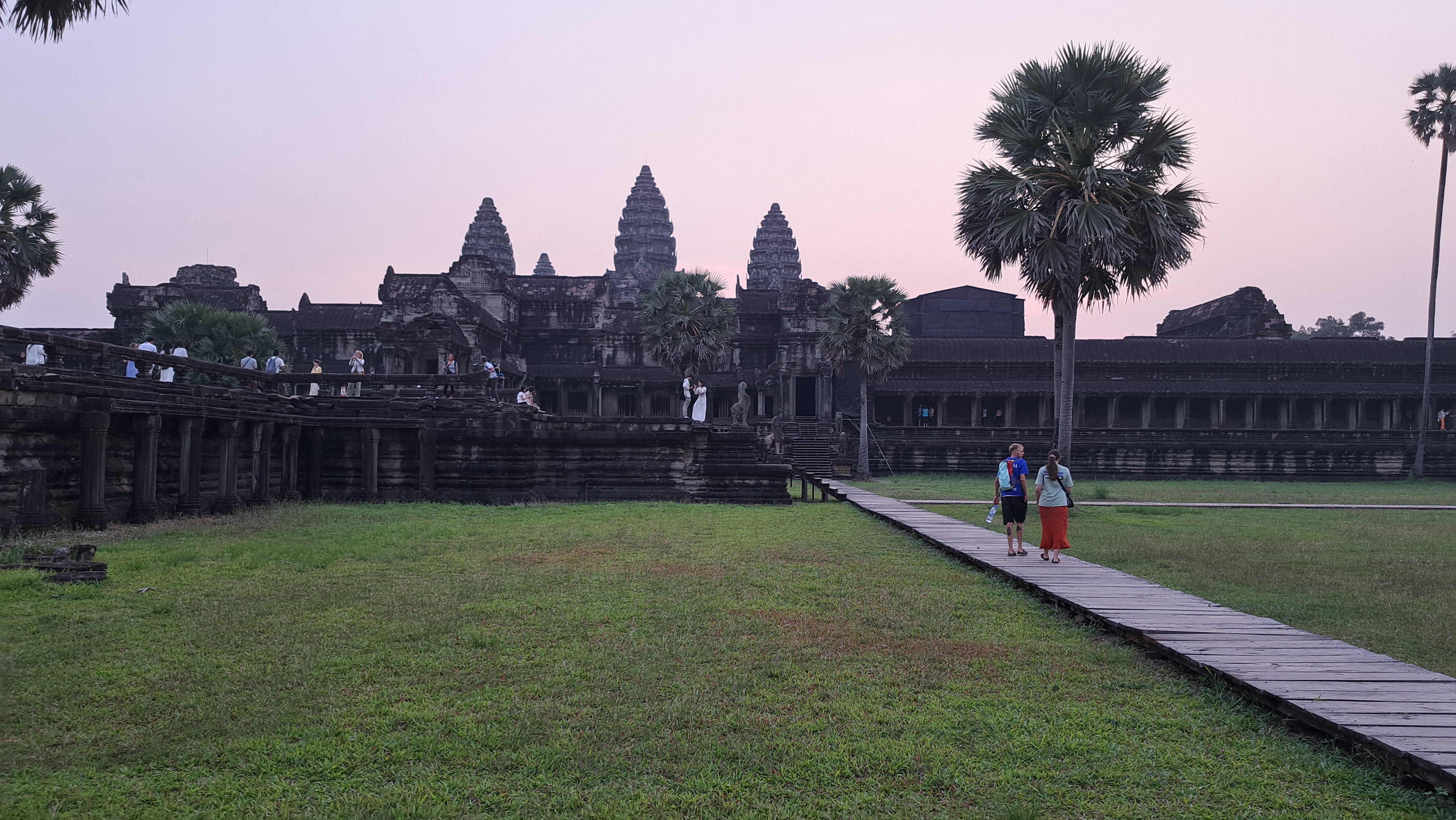 Angkor wat w Kambodży tuż po wschodzie słońca