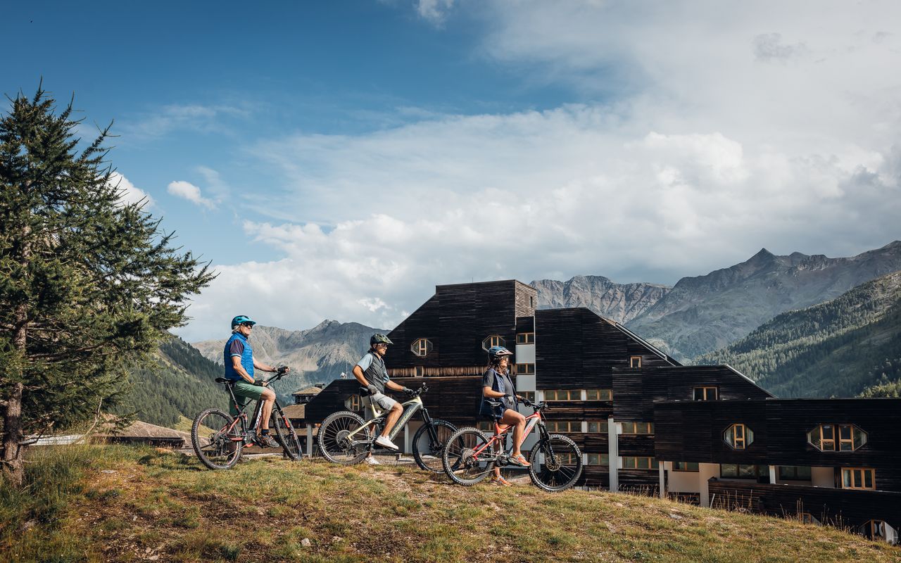 Widok na Apart Hotel Maso Corto w dolinie Val Senales.