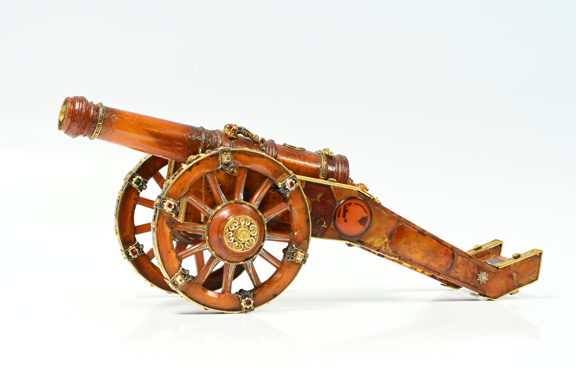 Bursztynowa armatka z XVII wieku wykonana w Gdańsku, eksponat Muzeum Bursztynu w Gdańsku