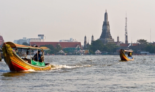 Rzeka Chao Phraya, w tle świątynia Wat Arun