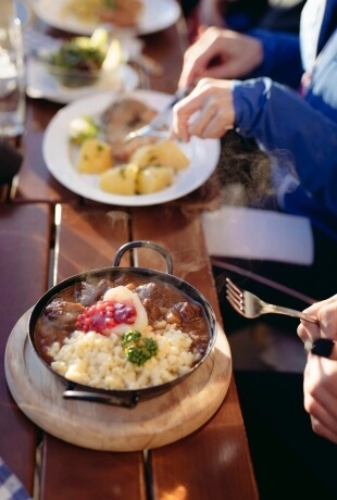 Od lewej: jedzenie na stoku we Włoszech i w Austrii (fot. mat. prasowe Sudtirol, ©Tirol Werbung / Jarisch Manfred)