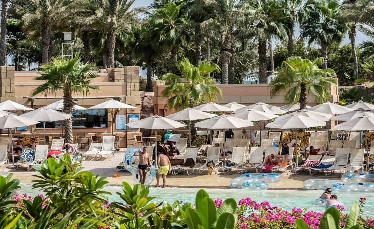 Od góry: Hotel Atlantis The Palm na sztucznej wyspie w kształcie palmy i liczne atrakcje w parku Aquaventure: sztuczna rzeka, tunel w basenie z rybami i wodny plac zabaw dla maluchów.