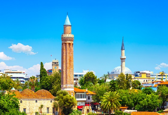 Minaret zwany żłobkowanym w Antalyi, Turcja..