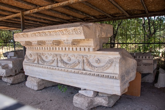 Fragment sarkofagu w Troi w Turcji.