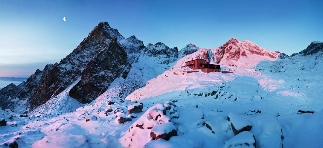 Widok na schronisko Teryego w Tatrach Wysokich.