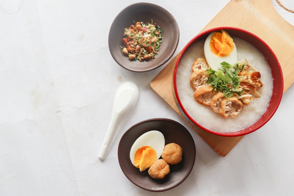 Podstawą diety ajurwedyjskiej jest congee i herbata z kurkumy. Fot. Shutterstock.