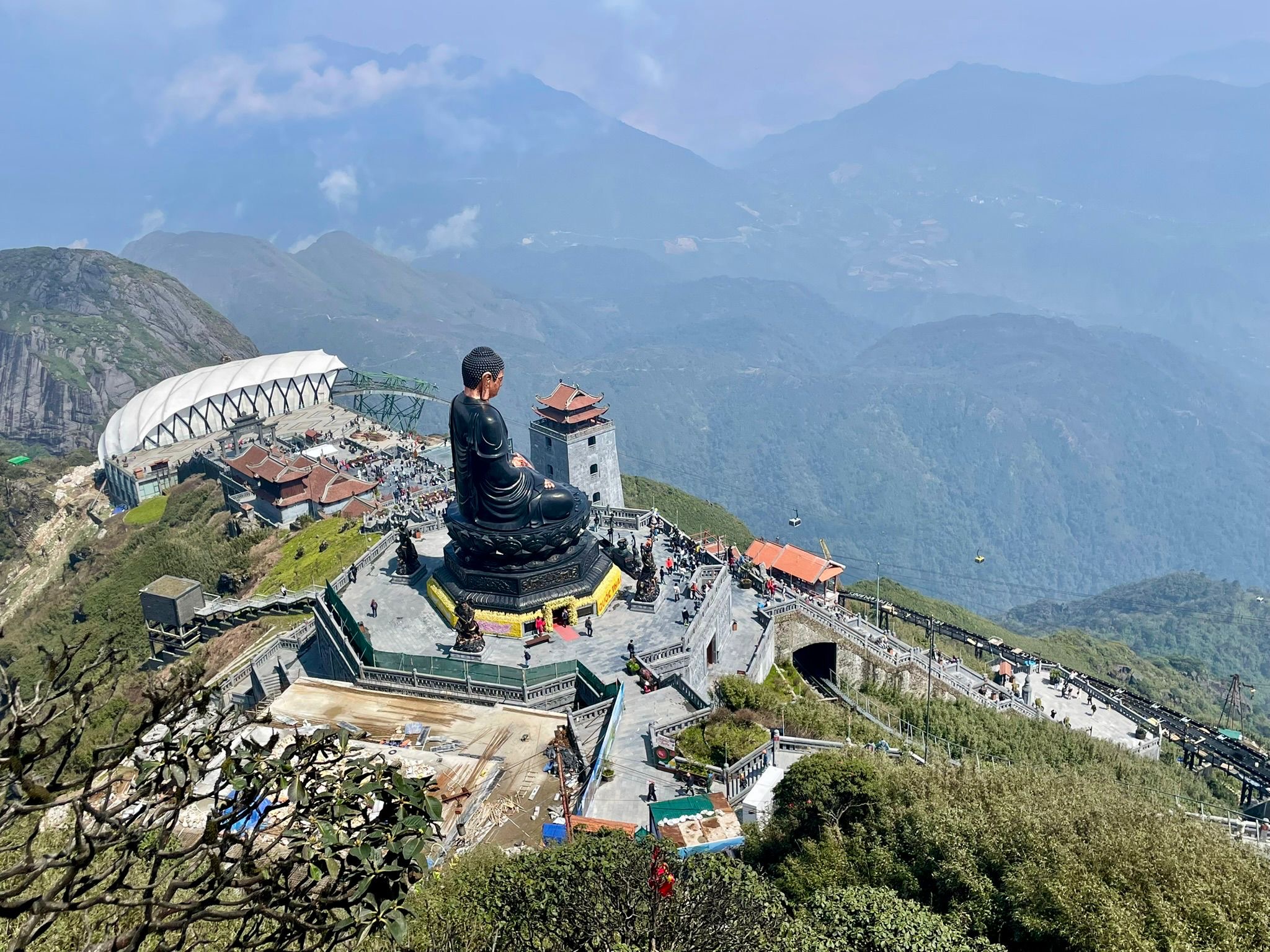 Wielki posąg Buddy na górskim szczycie w północnym Wietnamie, tarasy widokowe i górski krajobraz
