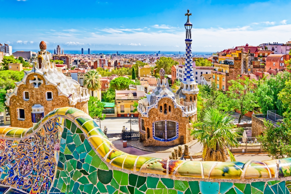 Park Güell w Barcelonie z charakterystyczną architekturą Gaudíego