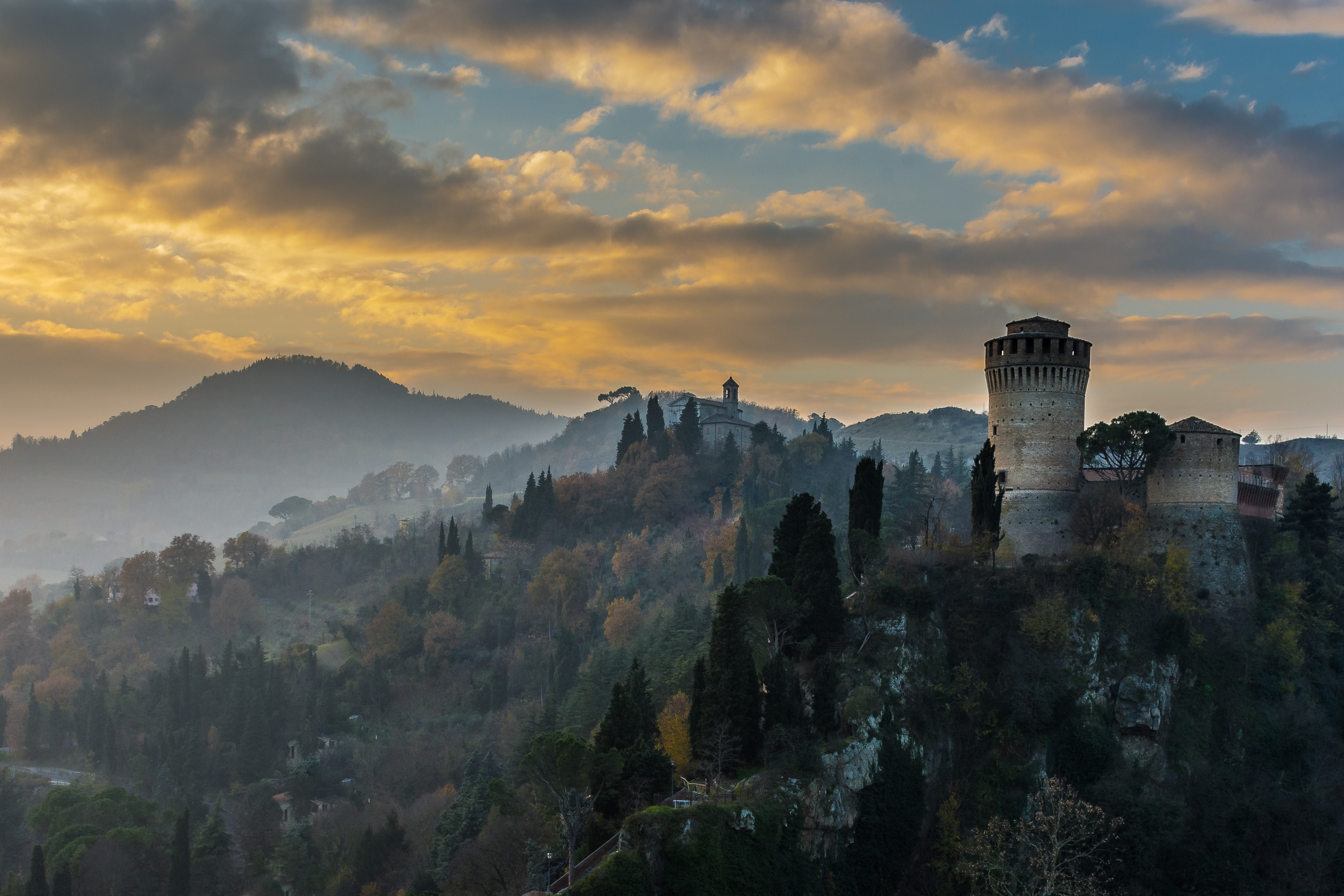Rocca Manfrediana w Brisighelli na wzgórzu w prowincji Rawenna w regionie Emilia-Romania.