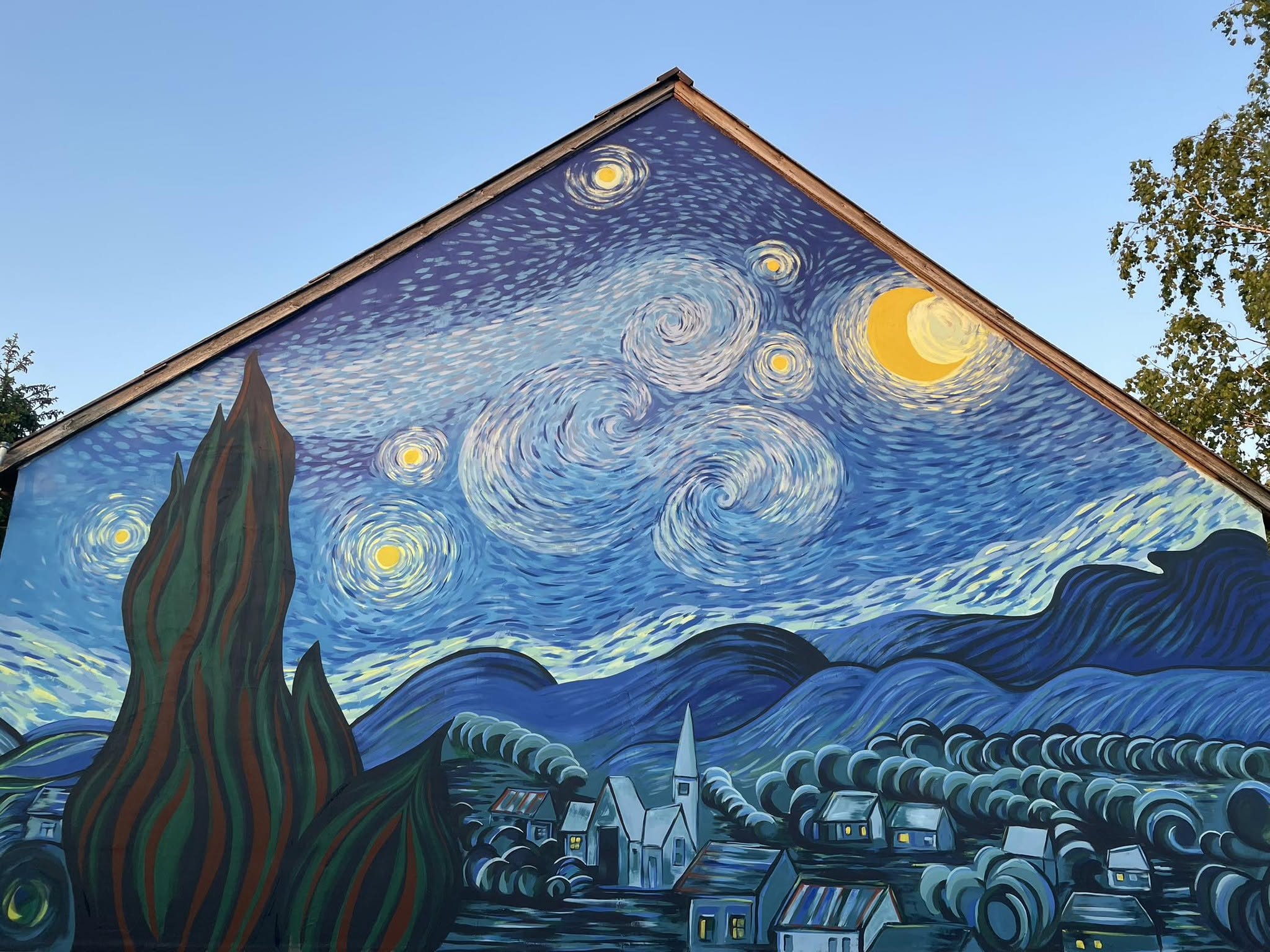 Mural inspirowany „Gwieździstą nocą” Vincenta van Gogha namalowany na elewacji domu w Brzózkach.
