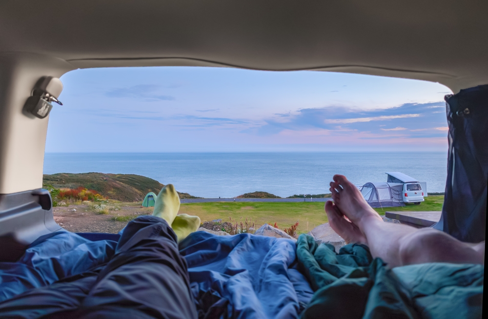 Widok na morze z wnętrza samochodu zaparkowanego na nadmorskim campingu