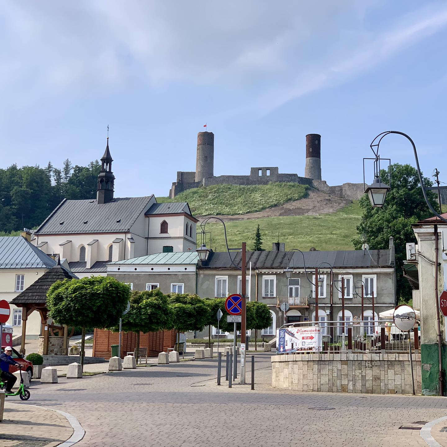 Chęciny i ruiny zamku królewskiego widziane z rynku, Góry Świętokrzyskie.