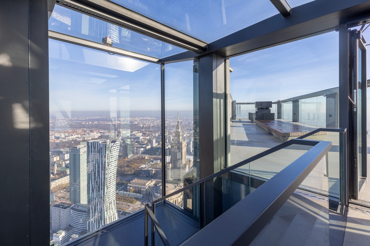 Taras widokowy w Warszawie z panoramicznym widokiem na centrum miasta i nowoczesne wieżowce.