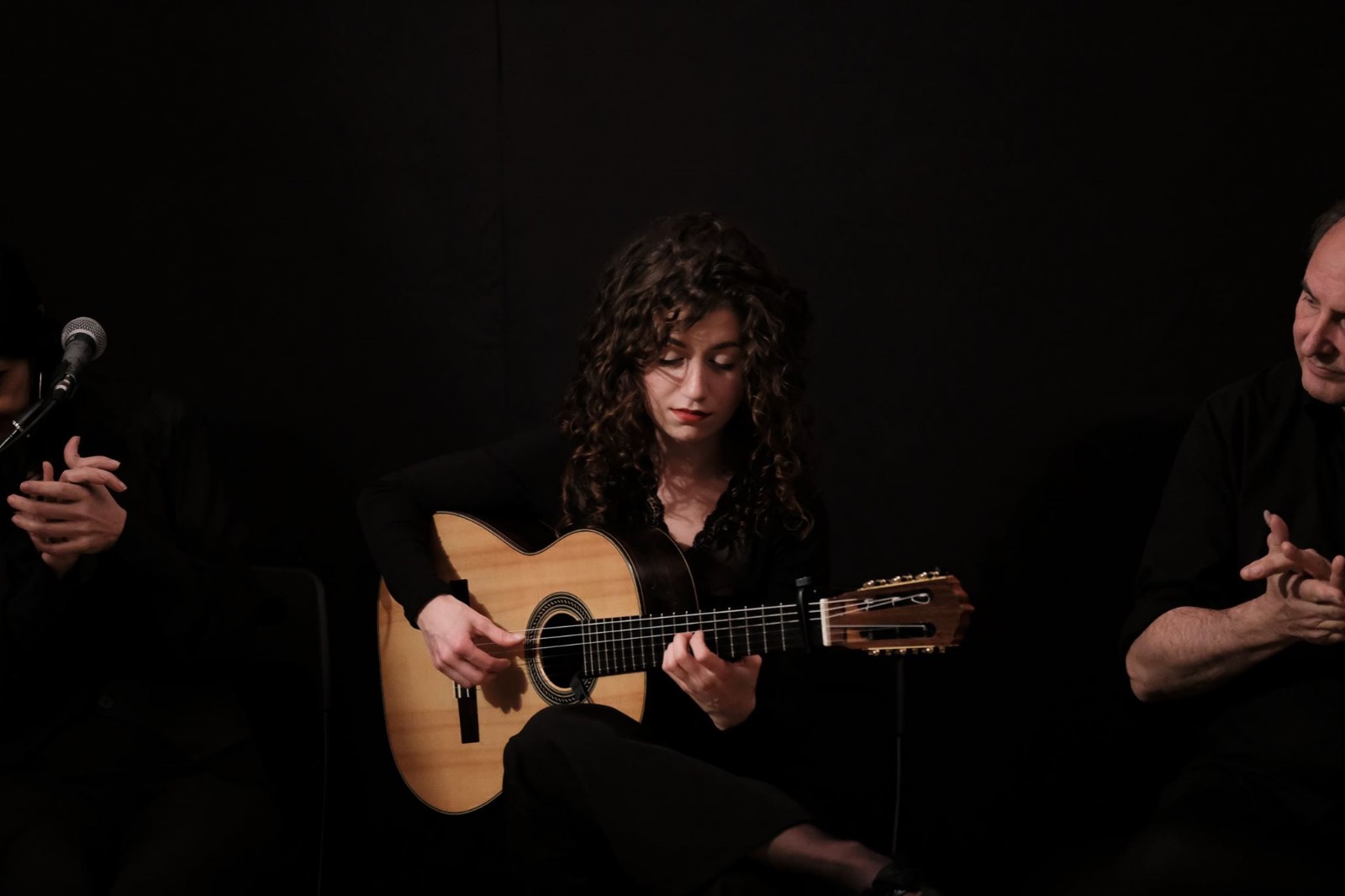 Francesca Turchetti gra na gitarze flamenco podczas koncertu w kameralnej przestrzeni