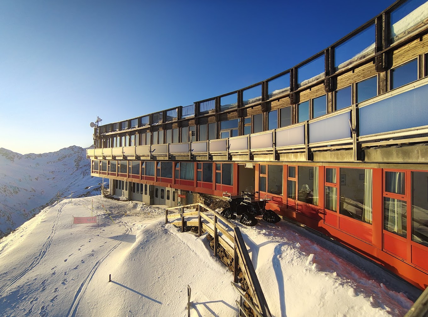 Zewnętrzny widok Glacier Hotel Grawand położonego na śniegu wysoko w Alpach