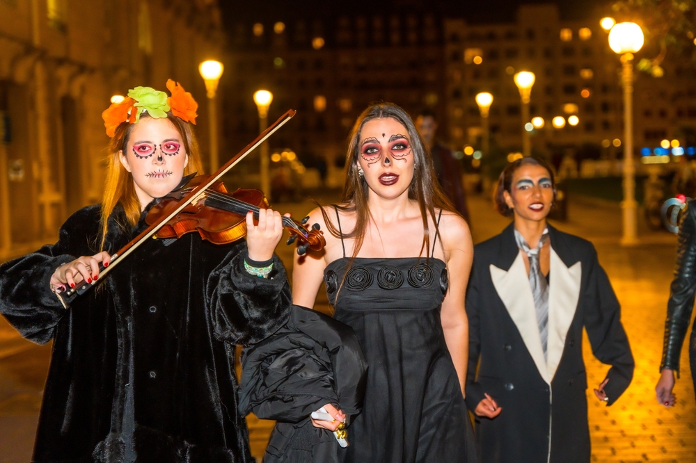 Gdzie na Halloween w Europie - przebrani imprezowicze