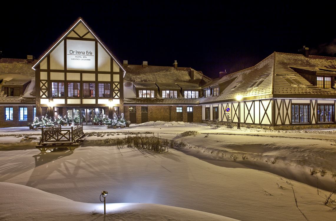 Hotel SPA Dr Irena Eris Wzgórza Dylewskie zimą nocą bez fajerwerków