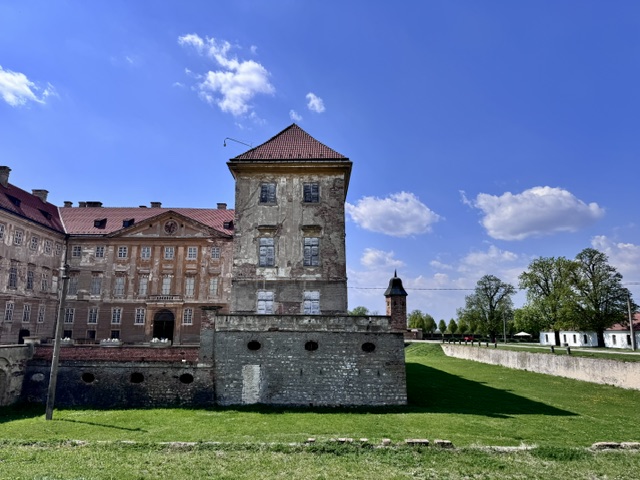 Zamek w Holíču na Słowacji z widocznym dziedzińcem, murami obronnymi i barokowo-klasycystyczną zabudową.