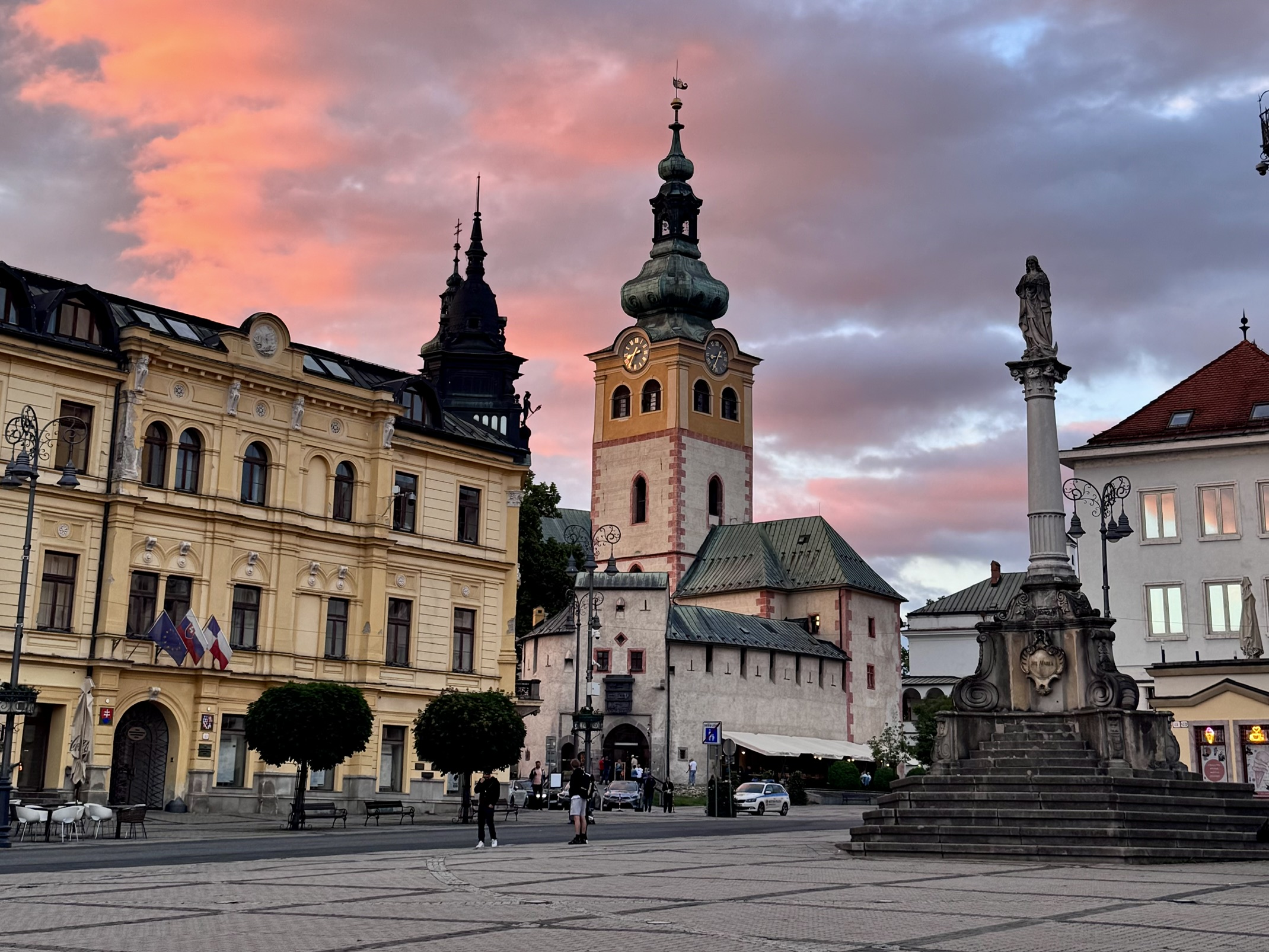 Wieża Zegarowa, Barbakan i zabytkowe kamienice przy rynku w Bańskiej Bystrzycy o zachodzie słońca.