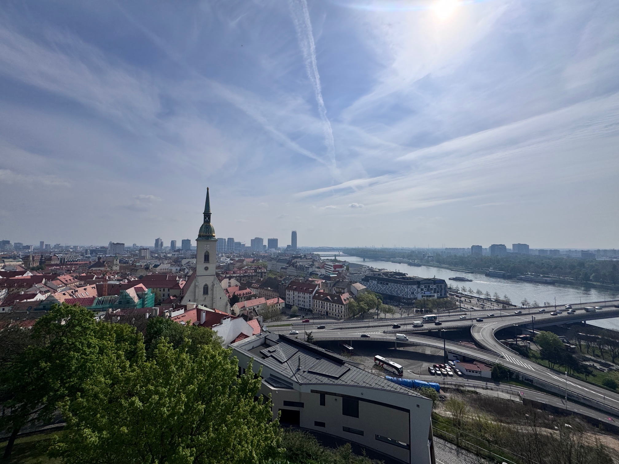 Panorama Bratysławy z widokiem na Dunaj, dachy starego miasta, katedrę św. Marcina i most SNP.