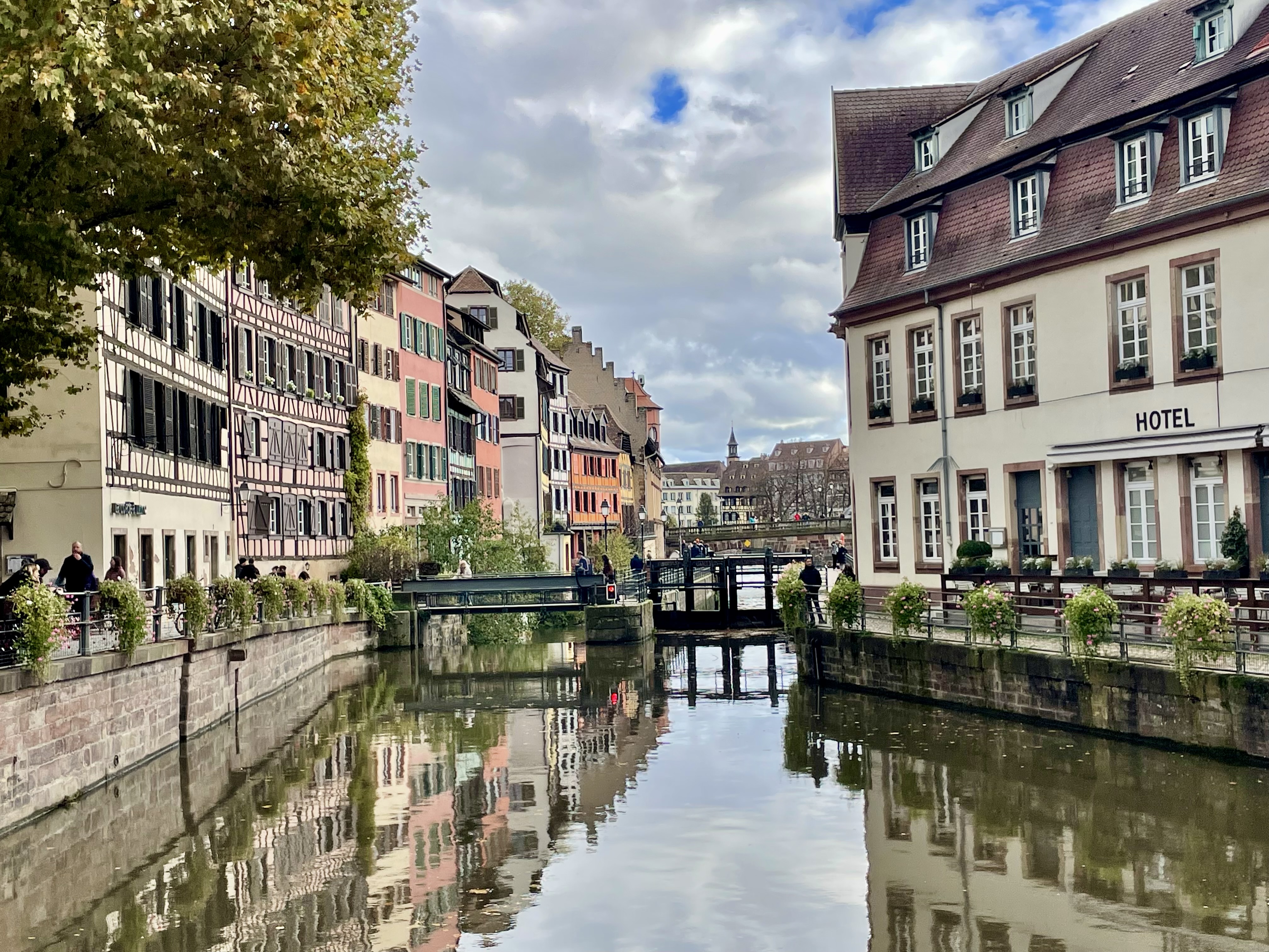 Petite France Strasburg kolorowe domy nad kanałem.
