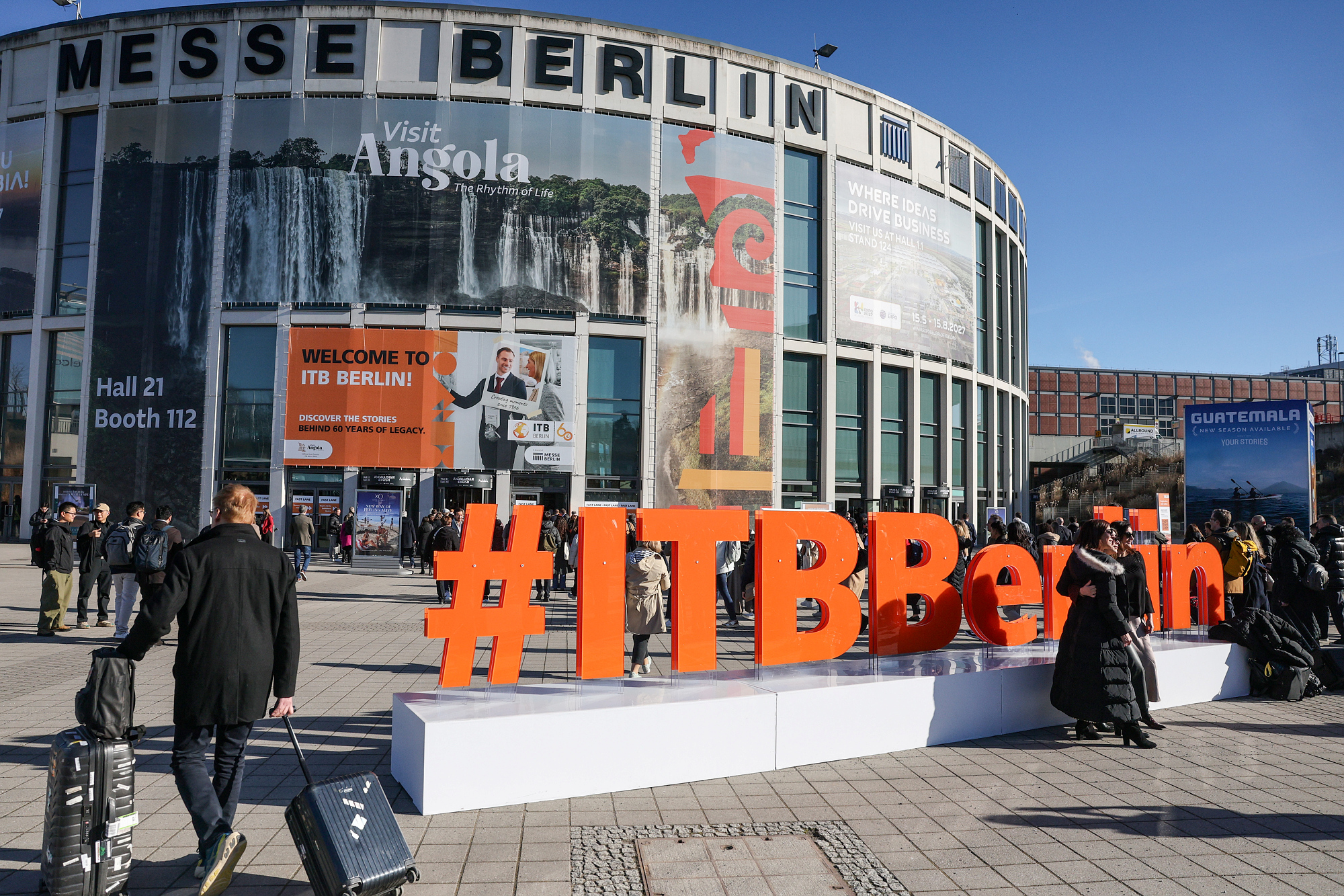 Wejście na targi turystyczne ITB Berlin 2026 przed halą Messe Berlin z charakterystycznym napisem #ITBBerlin
