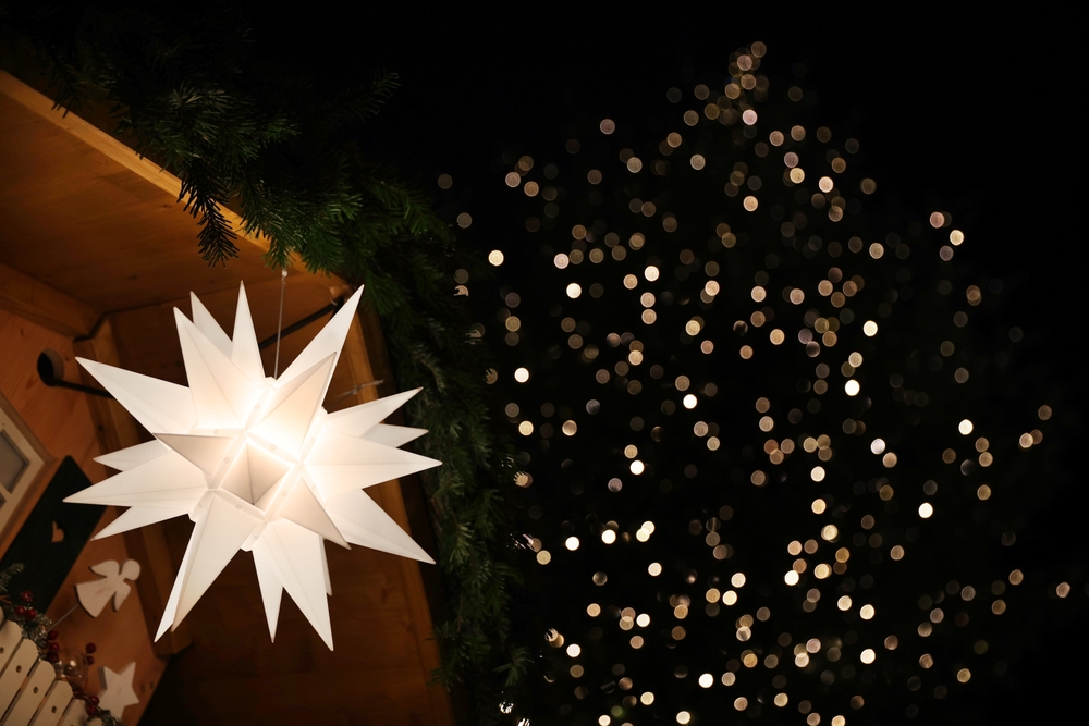 Papierowa gwiazda bożonarodzeniowa zawieszona na stoisku podczas targów HOP Christmas w Warszawie