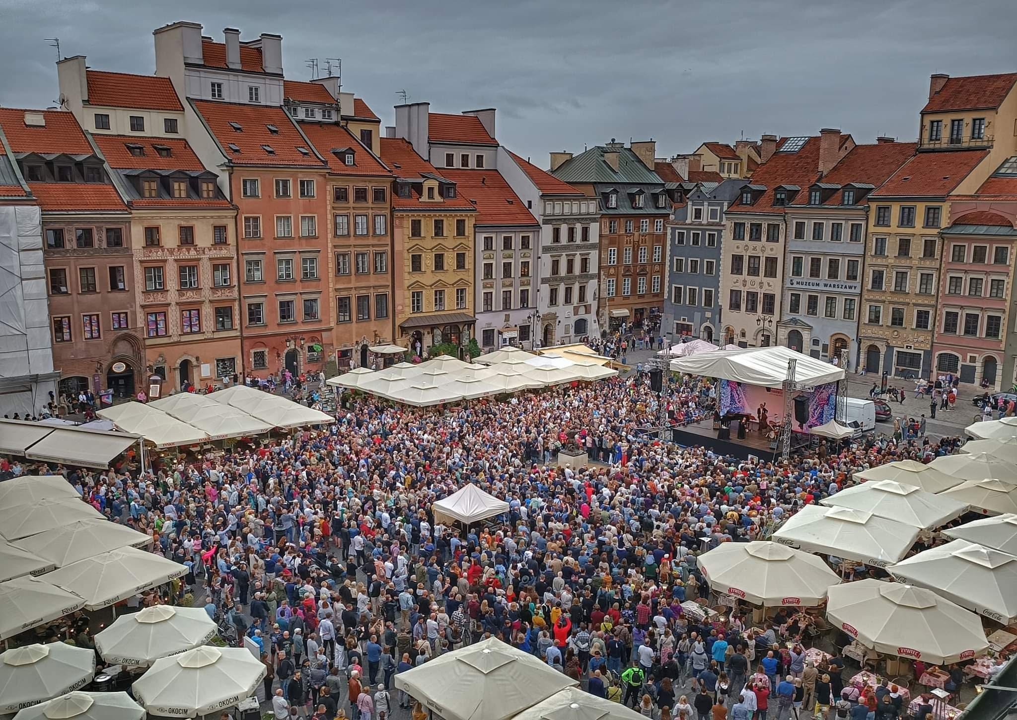 Rynek Starego Miasta w Warszawie podczas jednego z koncertów 32. Międzynarodowego Plenerowego Festiwalu Jazz na Starówce.
