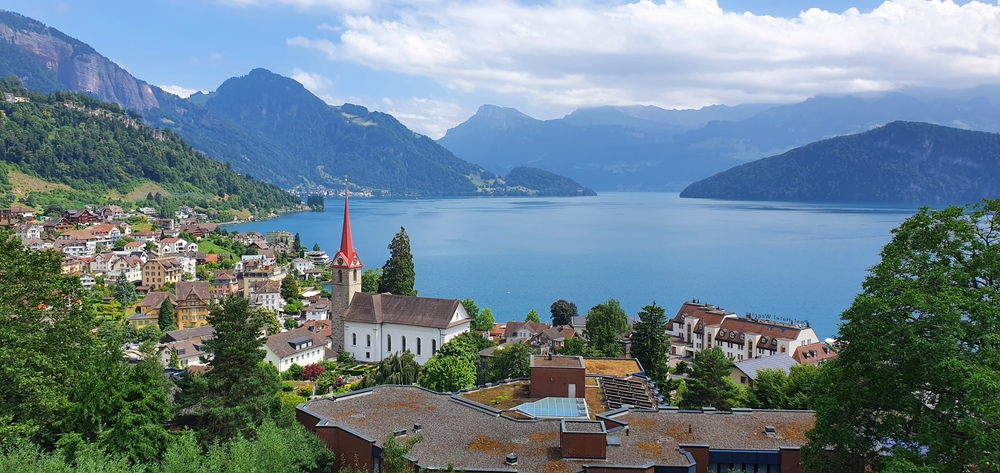 Jezioro Czterech Kantonów i miasteczko nad brzegiem jeziora w centralnej Szwajcarii