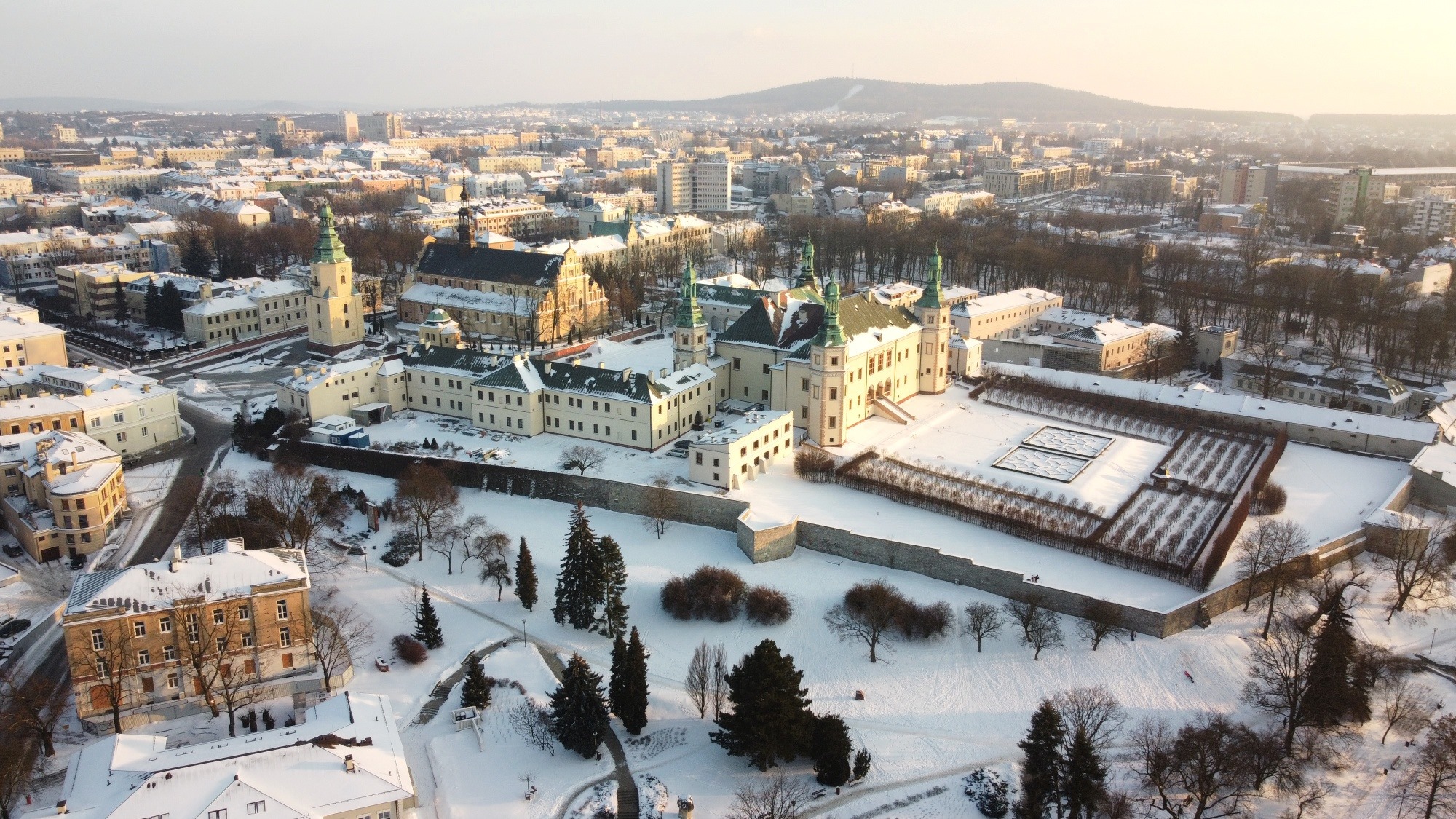 Pałac Biskupów Krakowskich Kielce zimą, widok z lotu ptaka na zabytkowe centrum miasta.