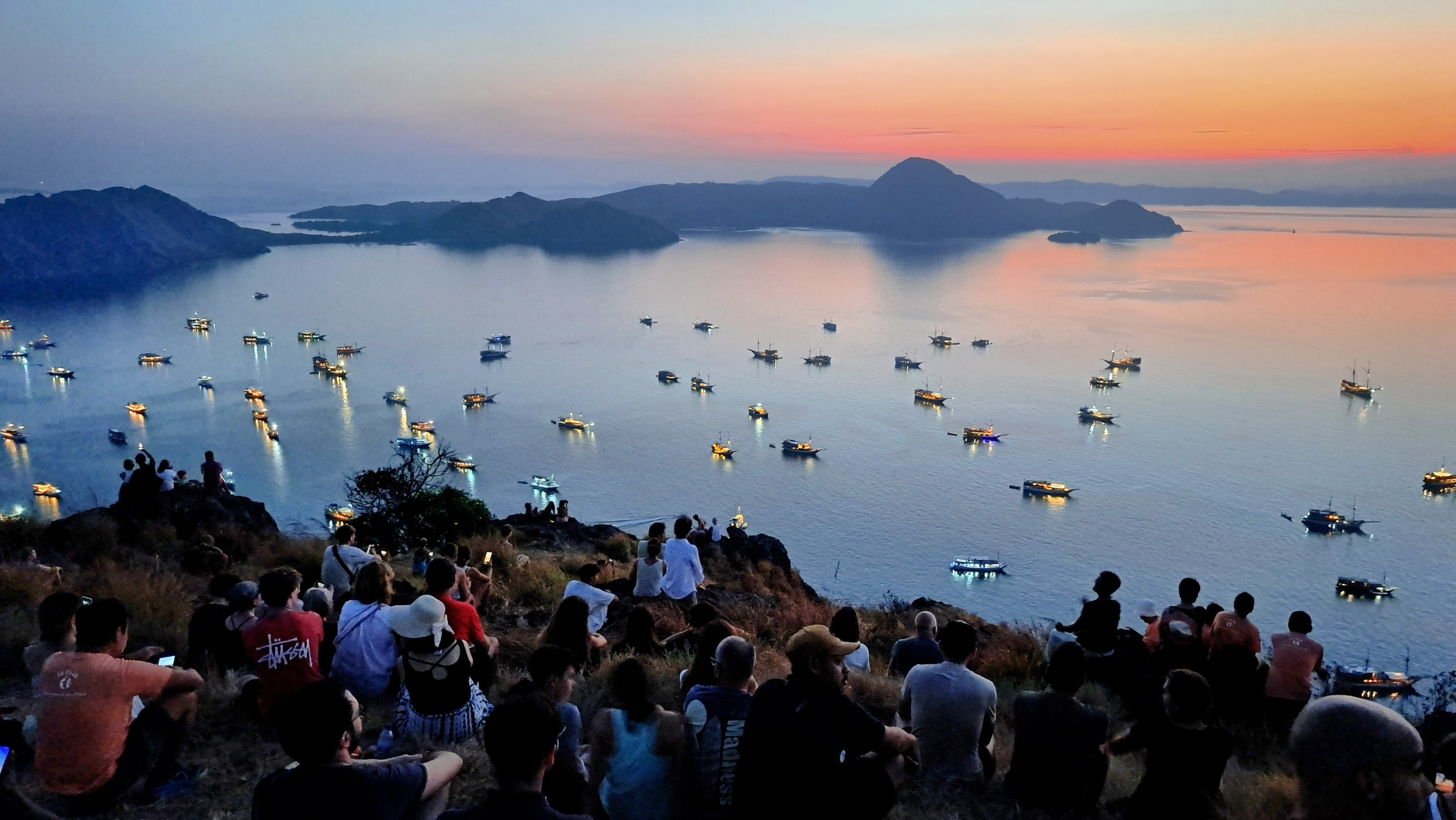 Komodo o zachodzie słońca, Indonezja