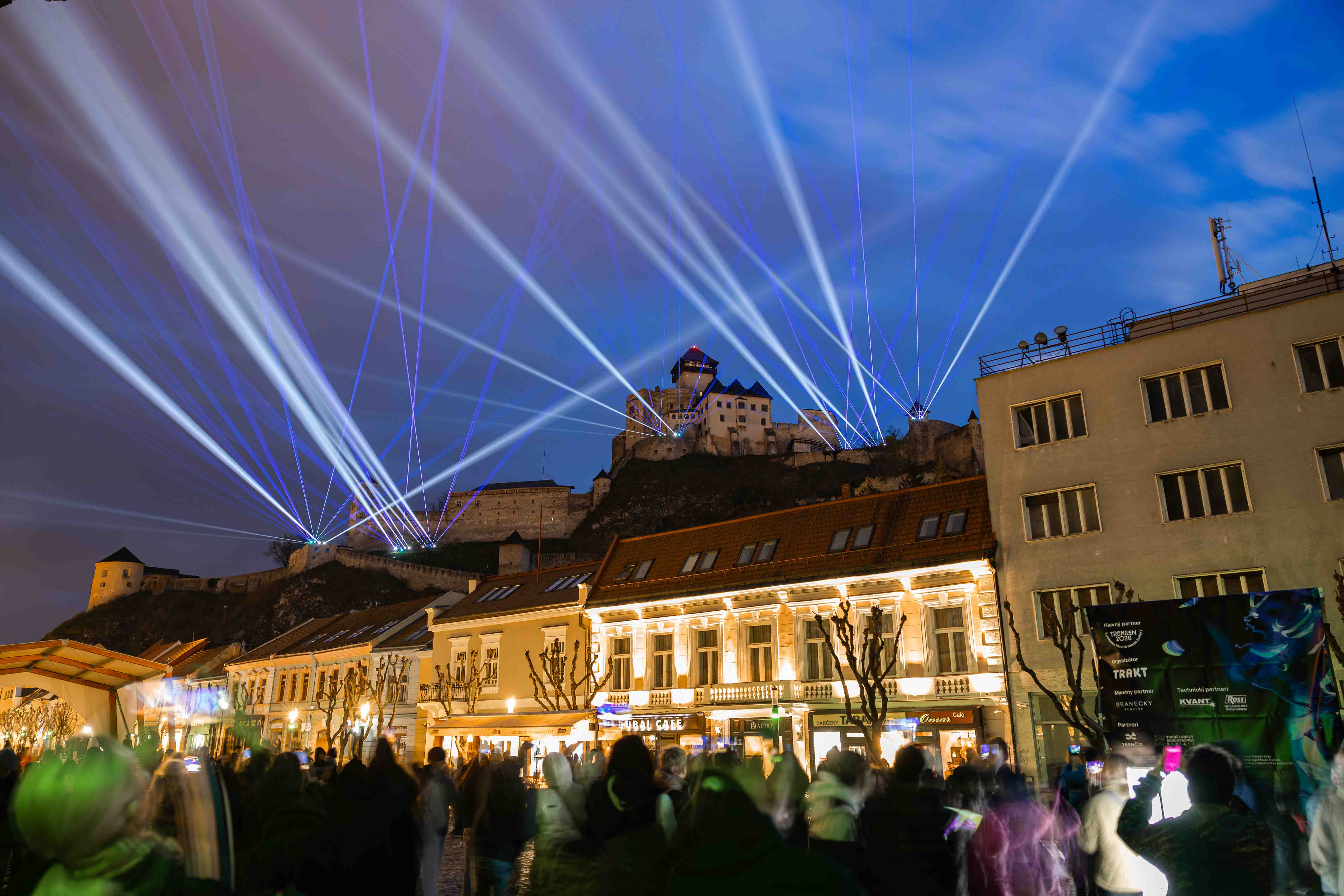 Laserowy pokaz świetlny nad Zamkiem Trenczyńskim i centrum miasta podczas Trenczyn 2026.