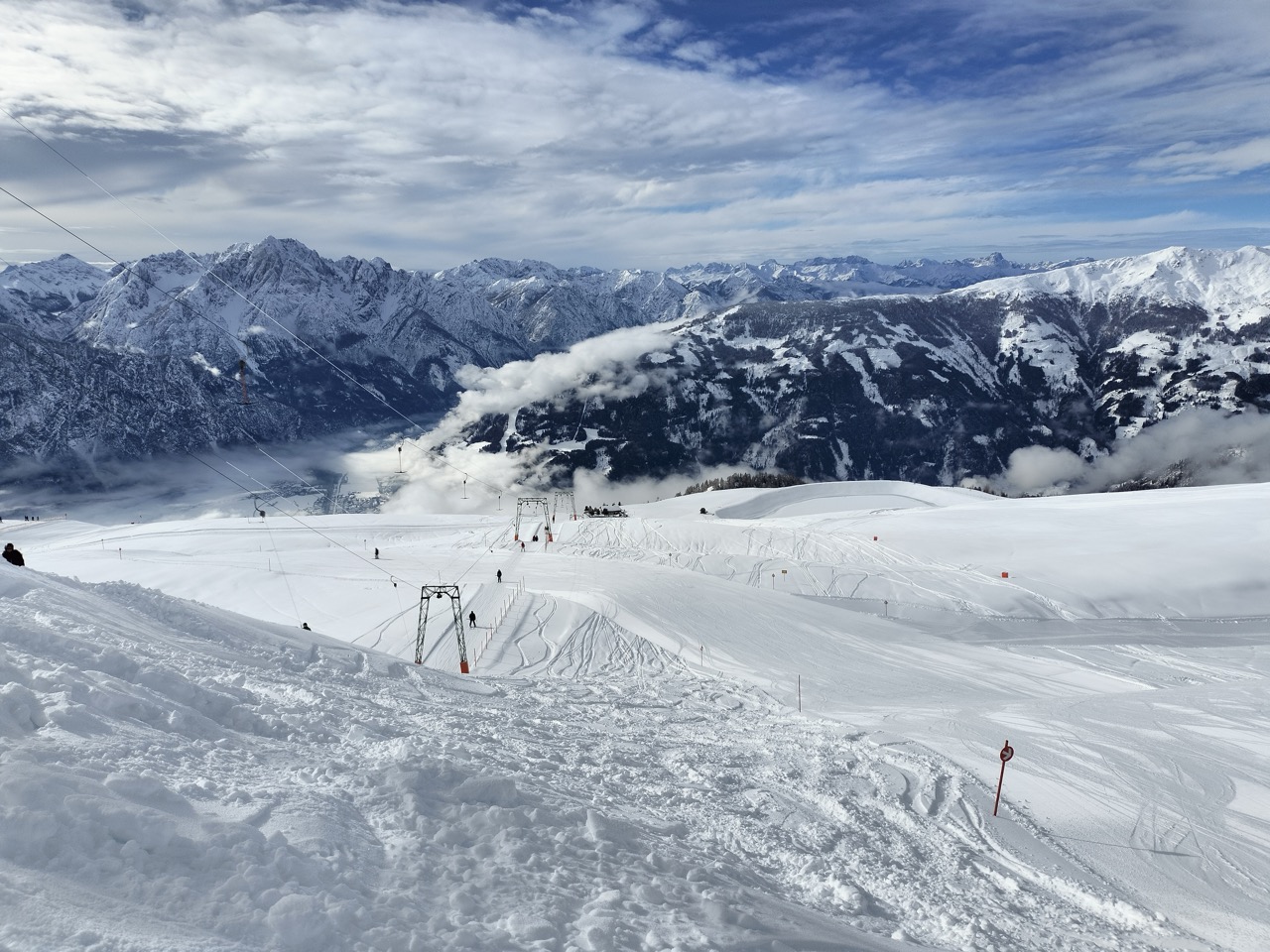 Panorama Dolomitów Lienzkich i stoki narciarskie Zettersfeld nad Lienz w Tyrolu Wschodnim.