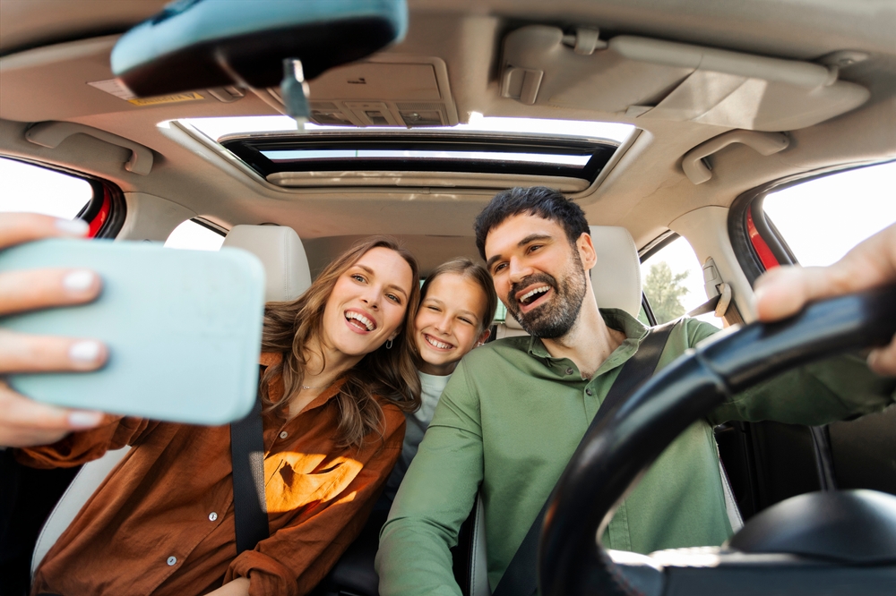 Rodzina z dzieckiem jedzie samochodem na majówkę w Polsce