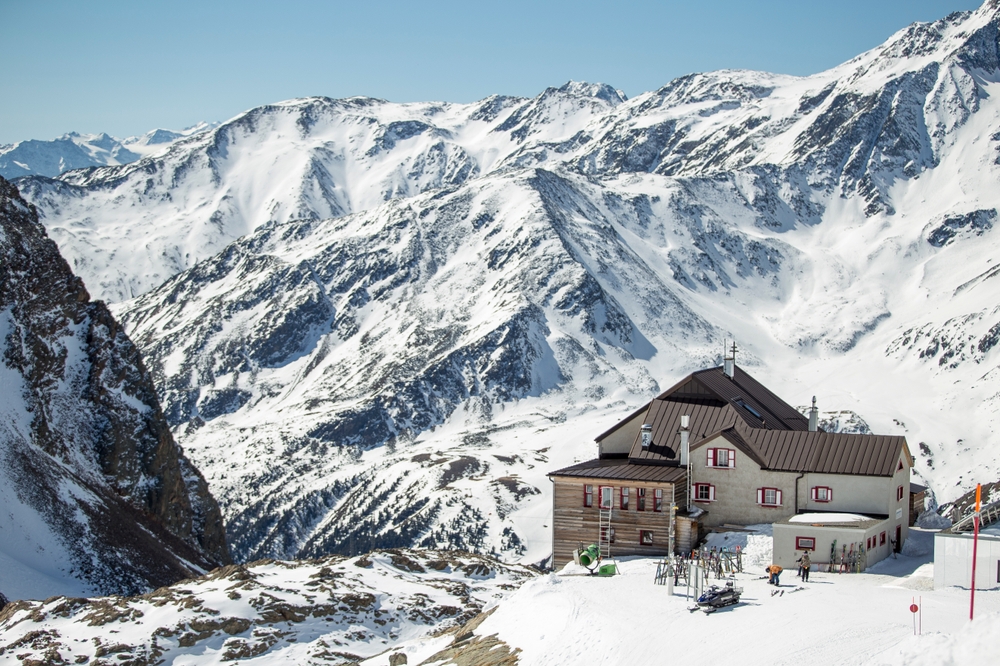 Schronisko na lodowcu w Maso Corto w Val Senales, położone wysoko w Alpach Południowego Tyrolu, otoczone ośnieżonymi szczytami i trasami narciarskimi.