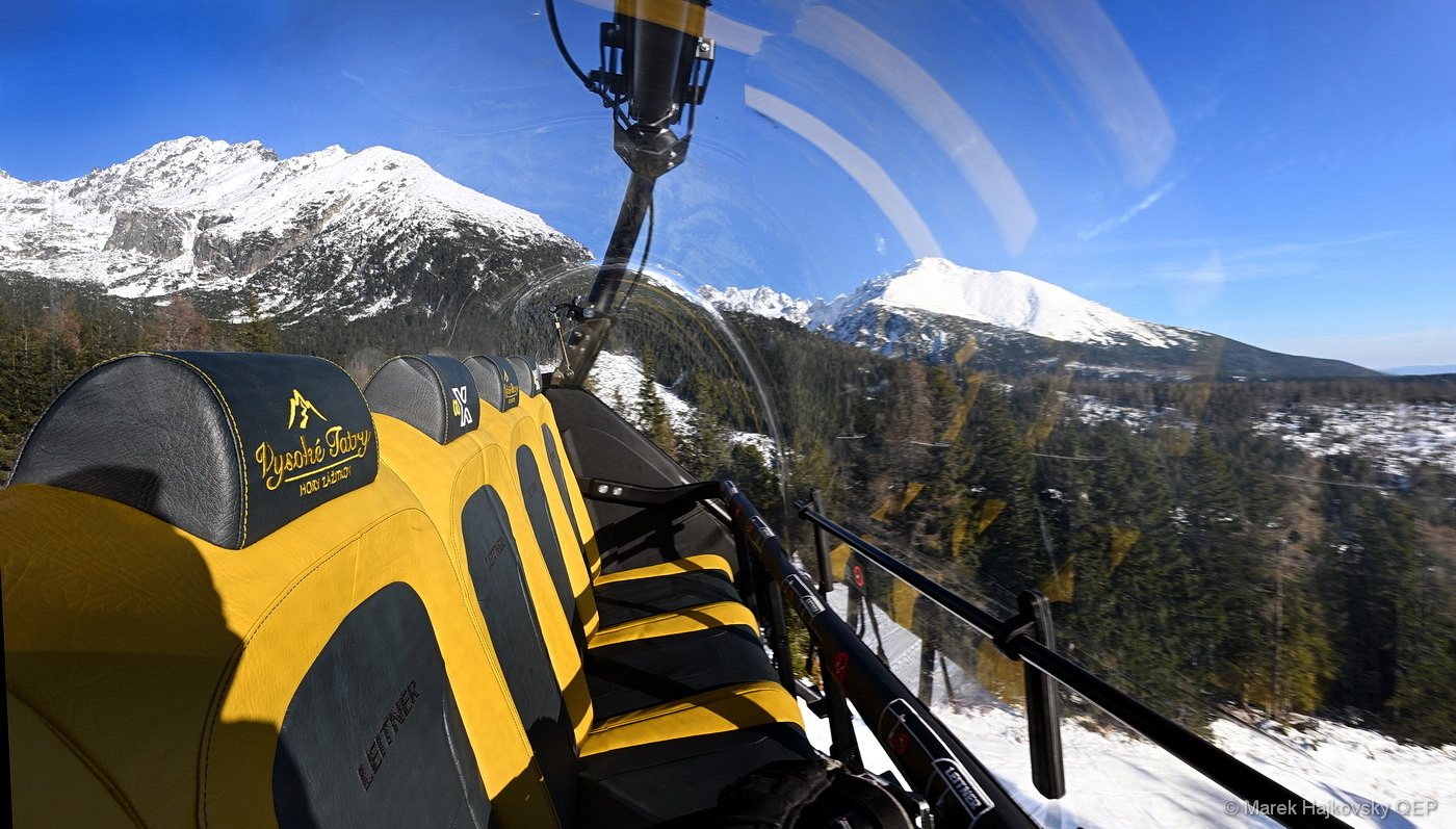 8-osobowa kanapa kolejki linowej w Štrbskim Plesie, widok na zaśnieżone Tatry Wysokie