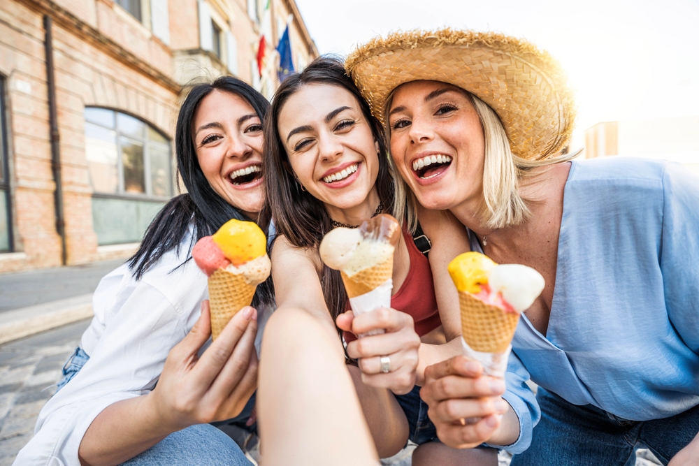 Lody serowe hitem lta 2025 - dziewczyny jedzące lody