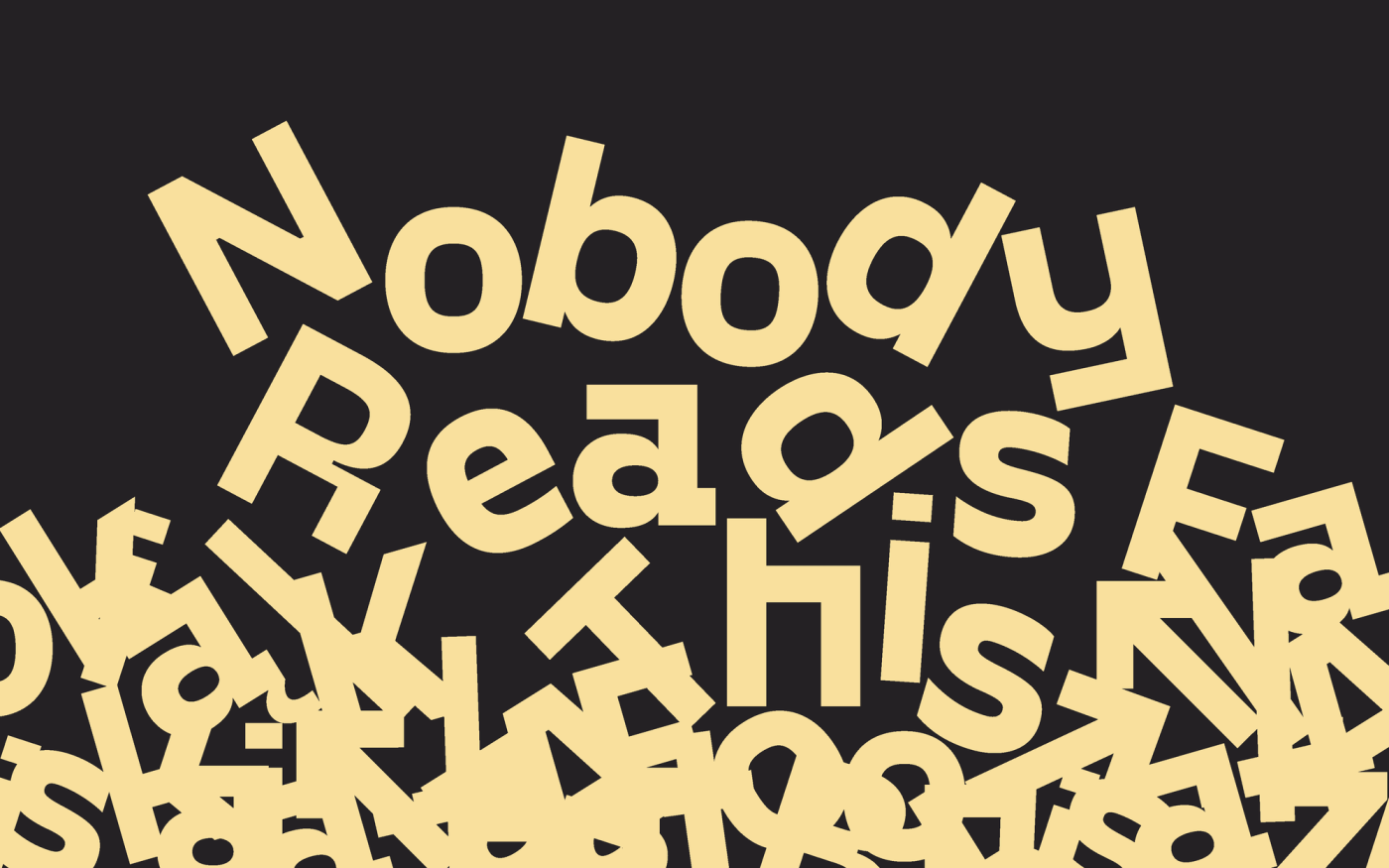 Beżowy napis „Nobody Reads This” rozsypany z dużych liter na czarnym tle, oficjalna identyfikacja wizualna targów w CSW Zamek Ujazdowski.