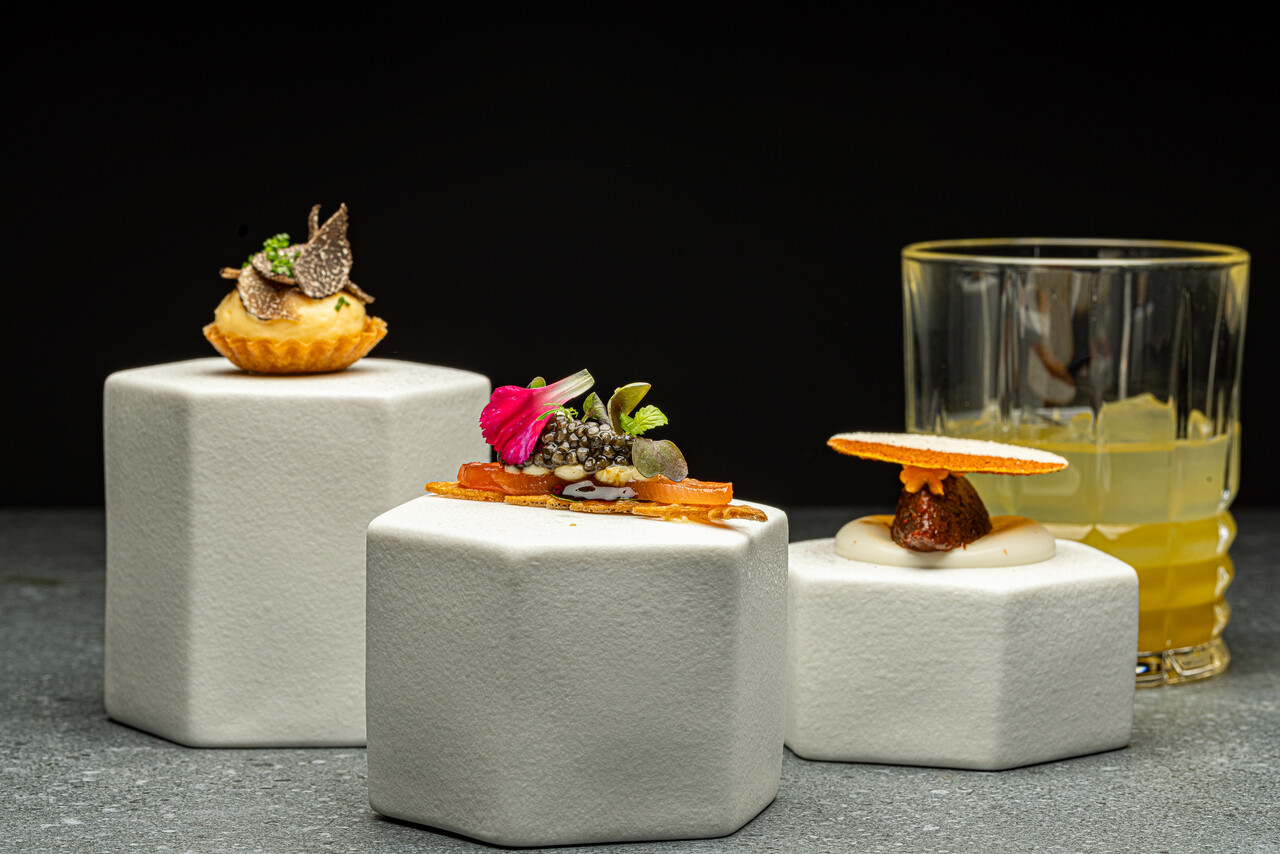 Jednoporcjowe wigilijne dania inspirowane restauracyjnym podaniem: ryba, pierogi i sałatka jarzynowa w nowoczesnej, uporządkowanej formie.