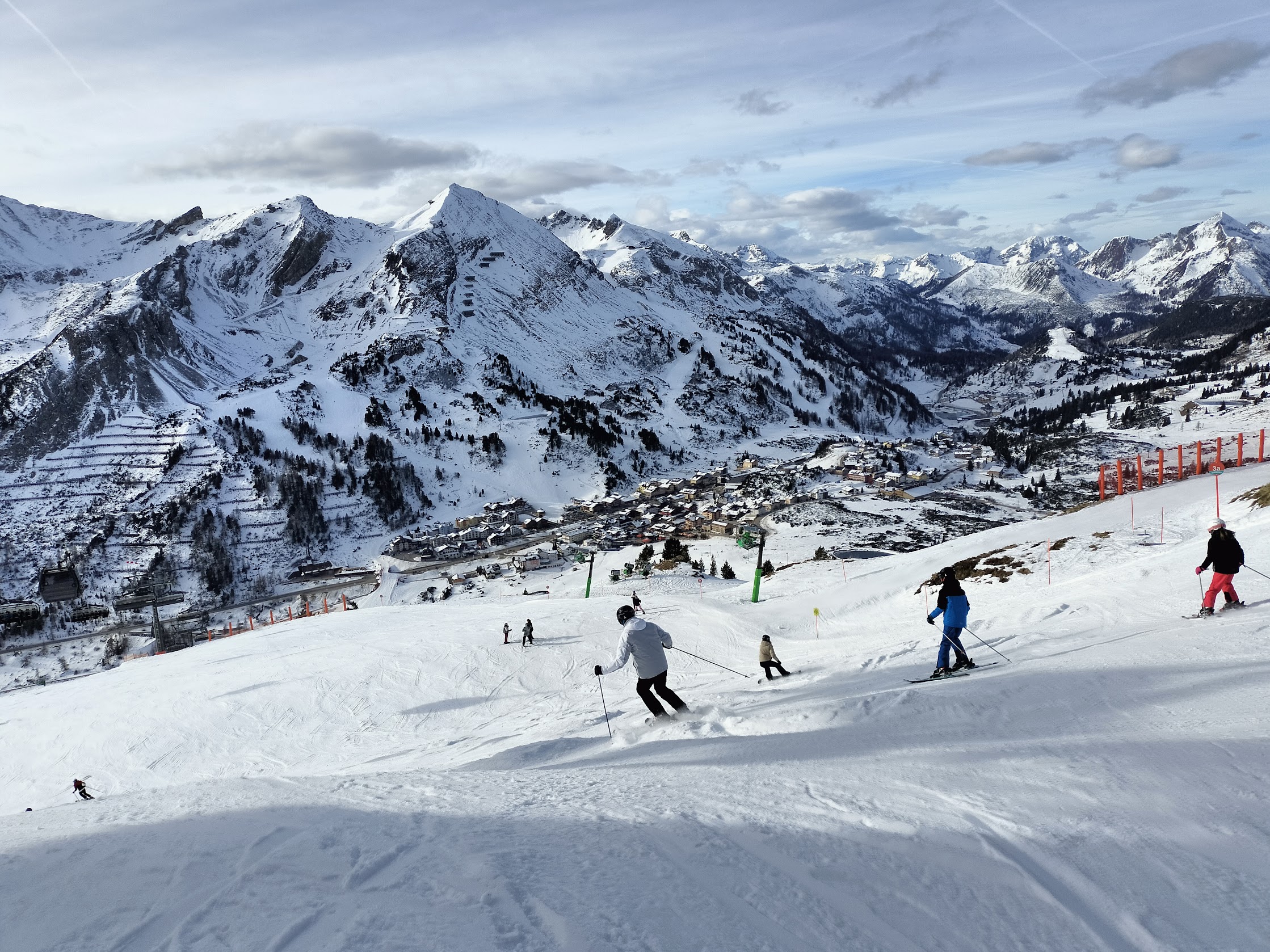 Narciarze na trasach Tauernrunde w Obertauern