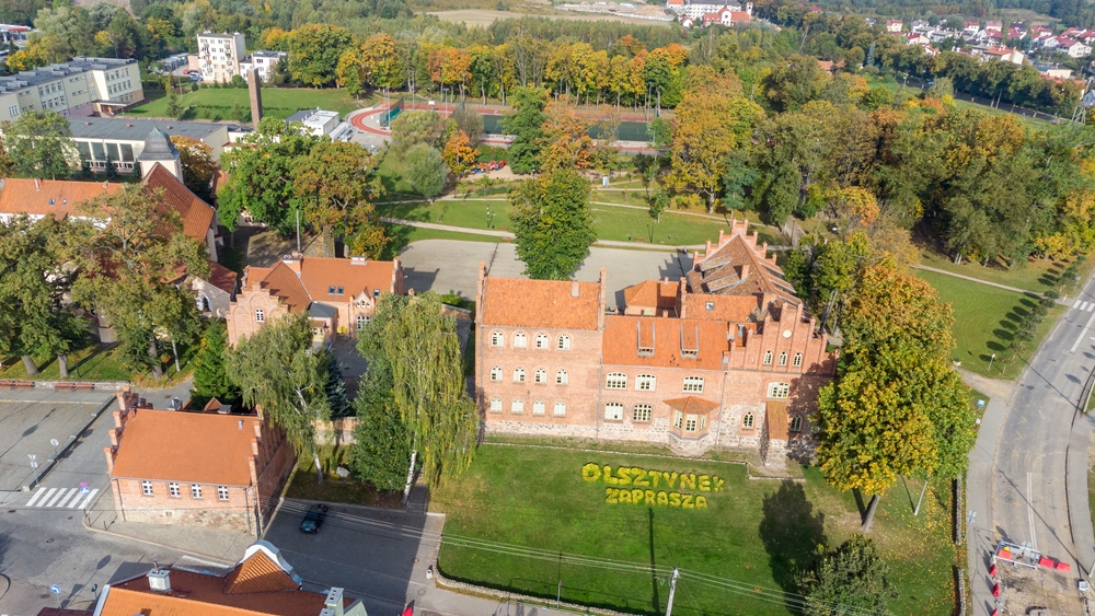 Widok z lotu ptaka na zabudowę i park w Olsztynku