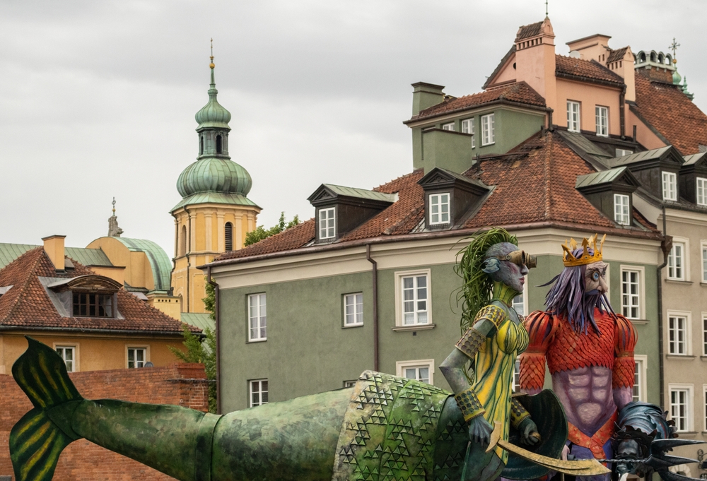 Kolorowe figury syrenki i trytona podczas Parady Syrenki w centrum Warszawy.