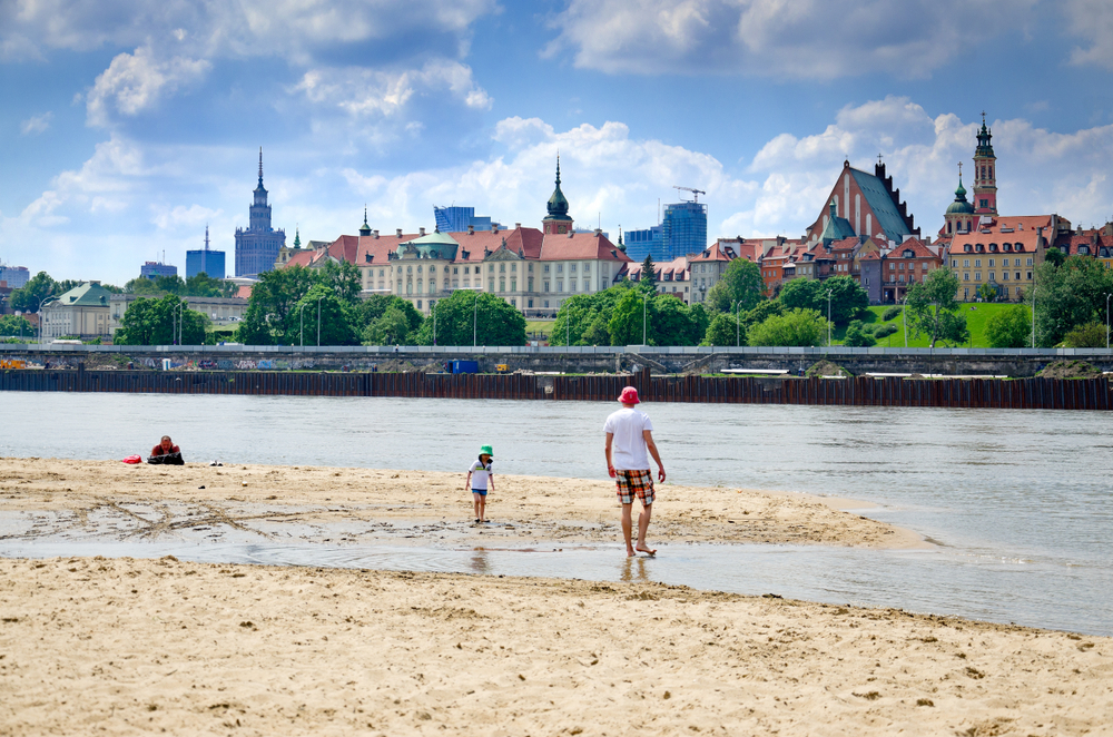 Plaża Rusałka nad Wisłą z panoramą Starego Miasta i Zamku Królewskiego po drugiej stronie rzeki.