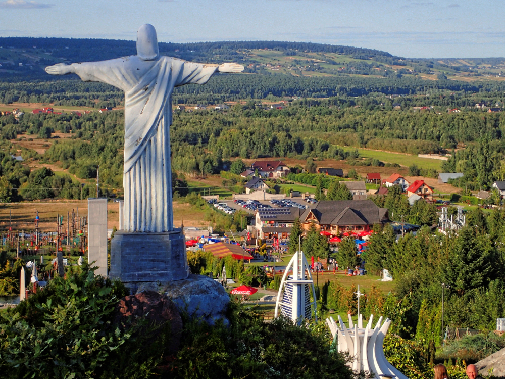 Wielka figura Chrystusa z rozpostartymi ramionami stojąca nad Parkiem Miniatur Sabat.